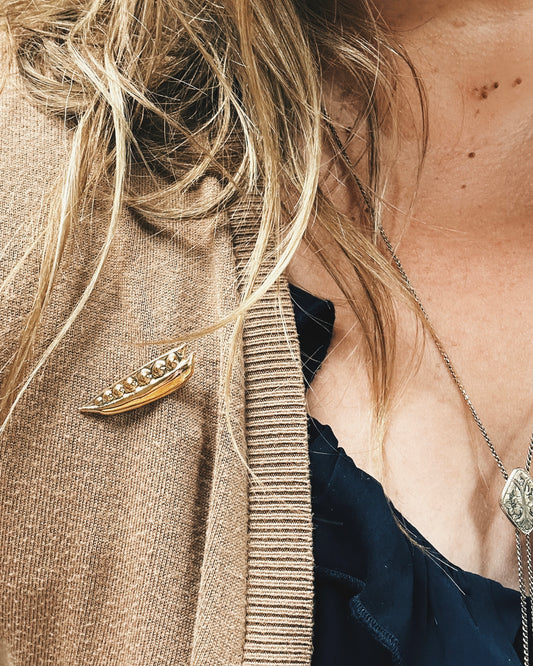 ‘PETITS POIS’ BROOCH EMBELLISHED WITH 10K GOLD LUSTRE