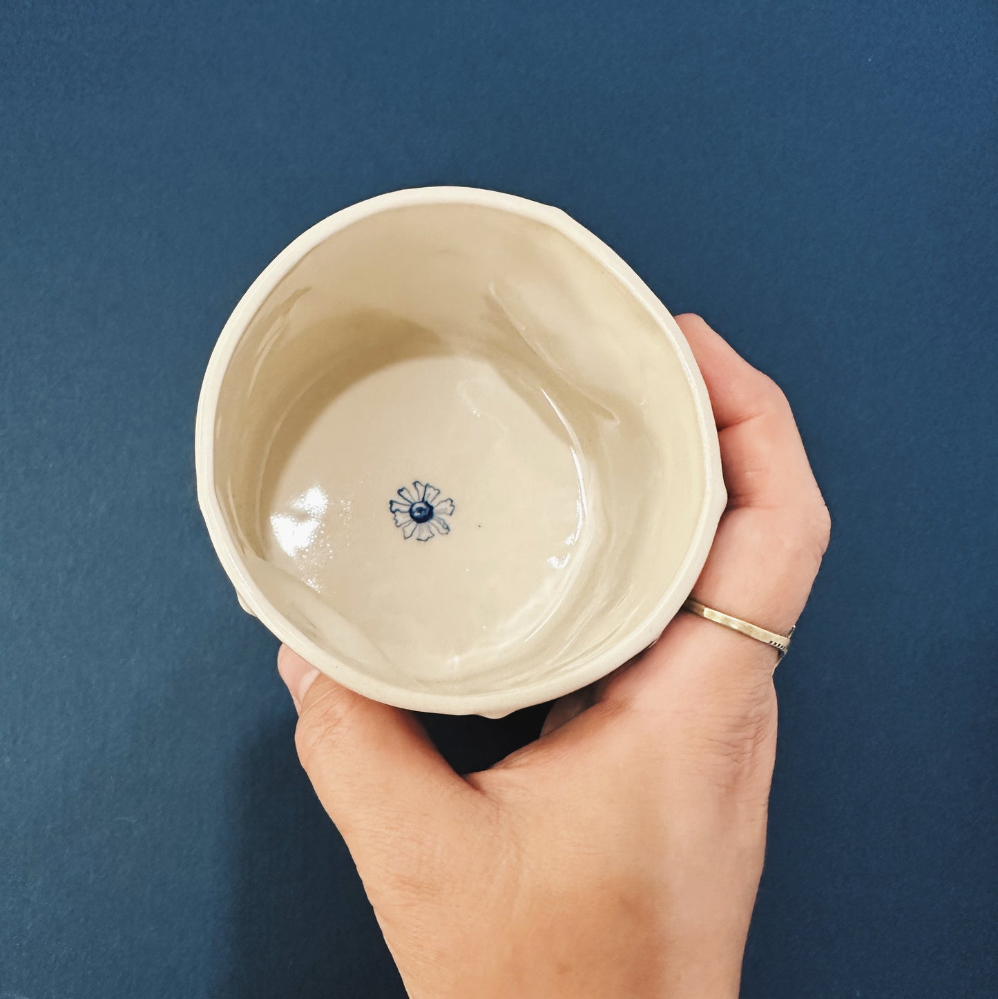 HAND-PAINTED FLOWER SQUEEZE MUG