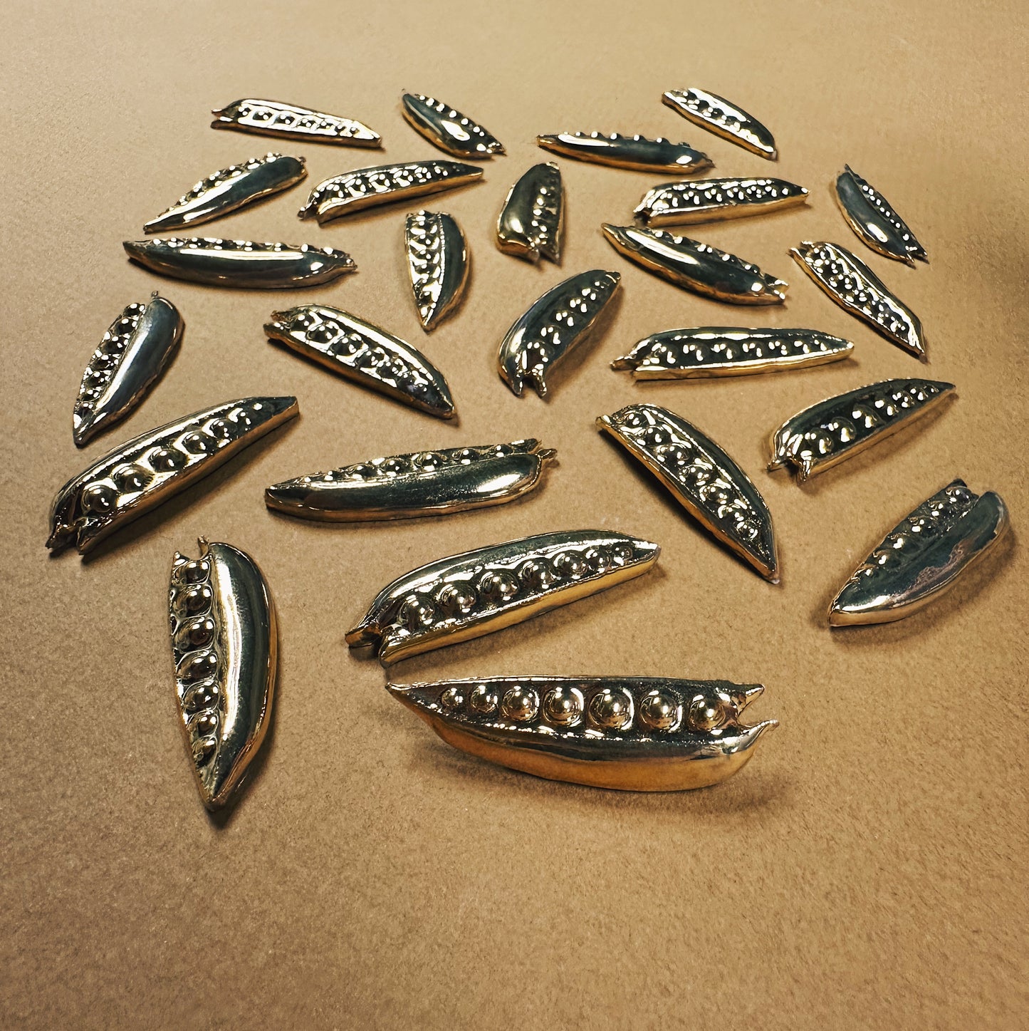 ‘PETITS POIS’ BROOCH EMBELLISHED WITH 10K GOLD LUSTRE