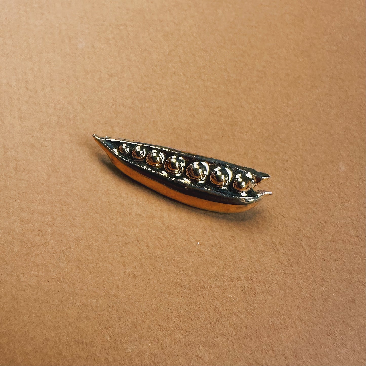 ‘PETITS POIS’ BROOCH EMBELLISHED WITH 10K GOLD LUSTRE