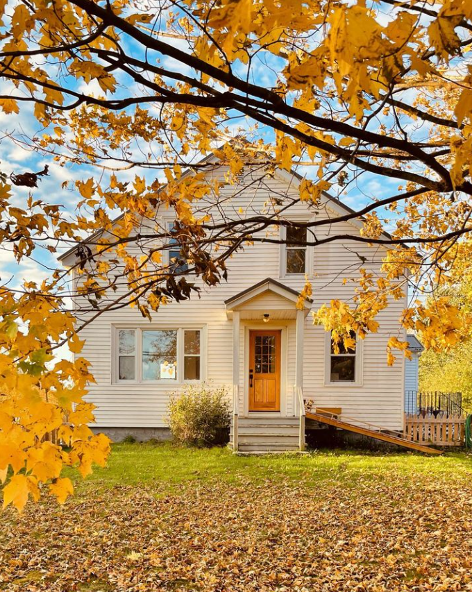 BRAMBLEFIELD FARMHOUSE IN THE FALL - SUGARHOUSE CERAMIC CO.