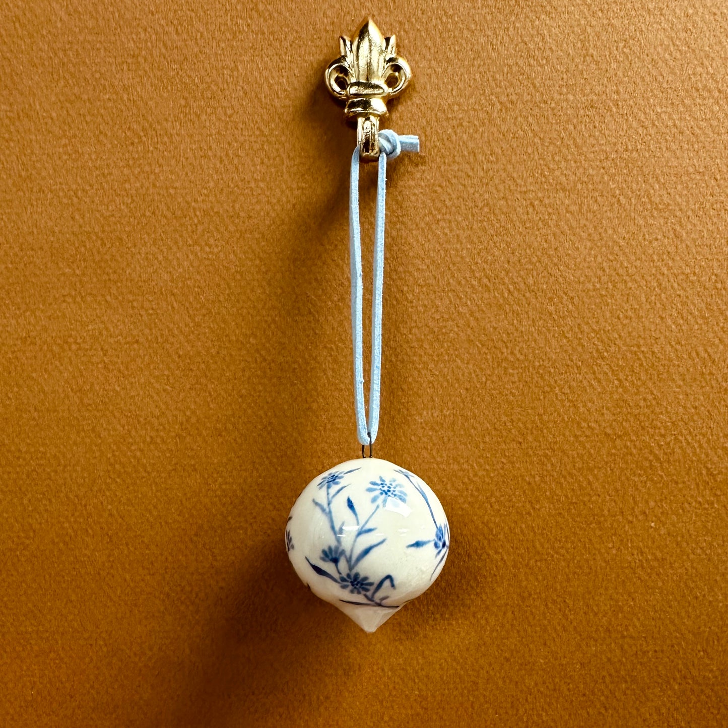 FLOWERED CHRISTMAS BAUBLE