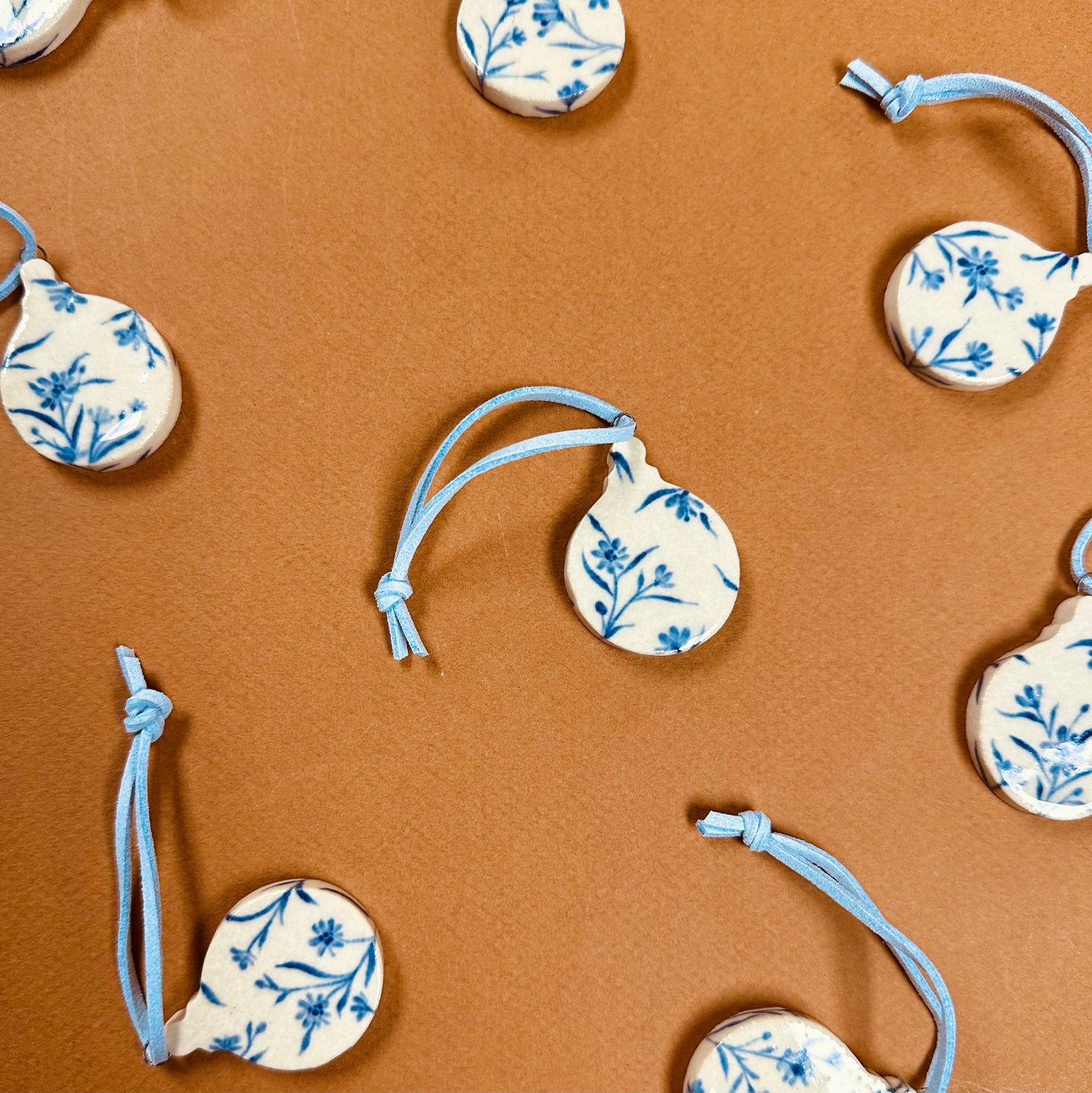 FLOWERED CHRISTMAS BALL ORNAMENT