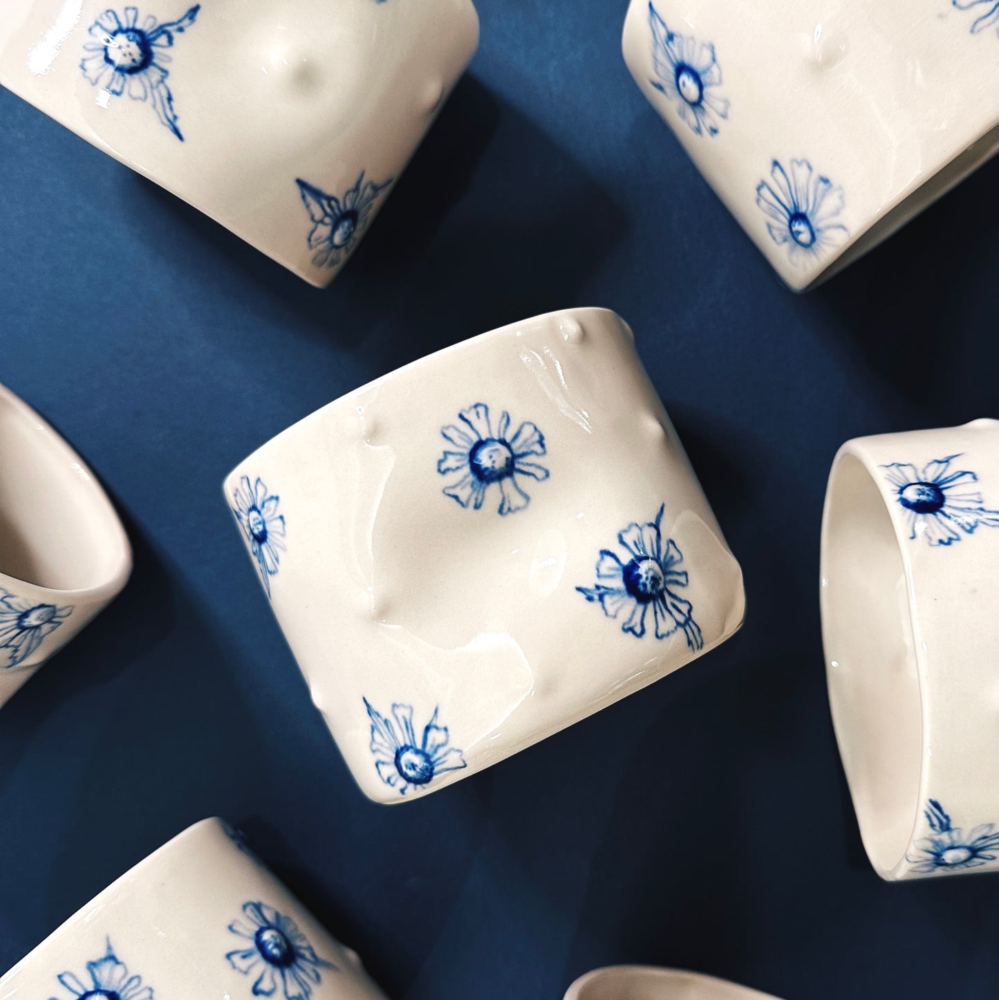 HAND-PAINTED FLOWER SQUEEZE MUG