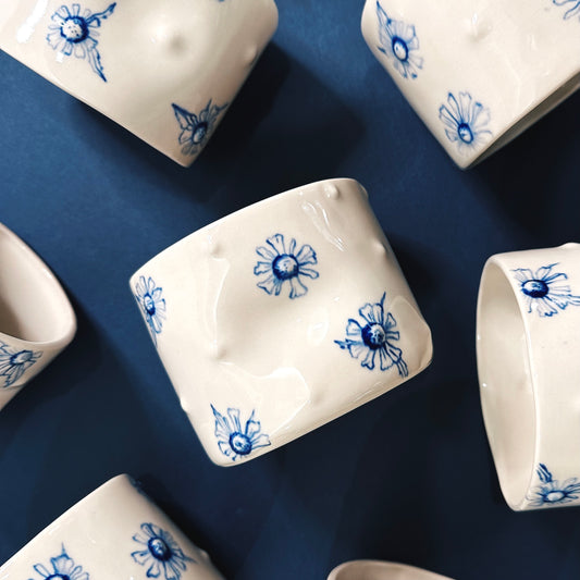 HAND-PAINTED FLOWER SQUEEZE MUG