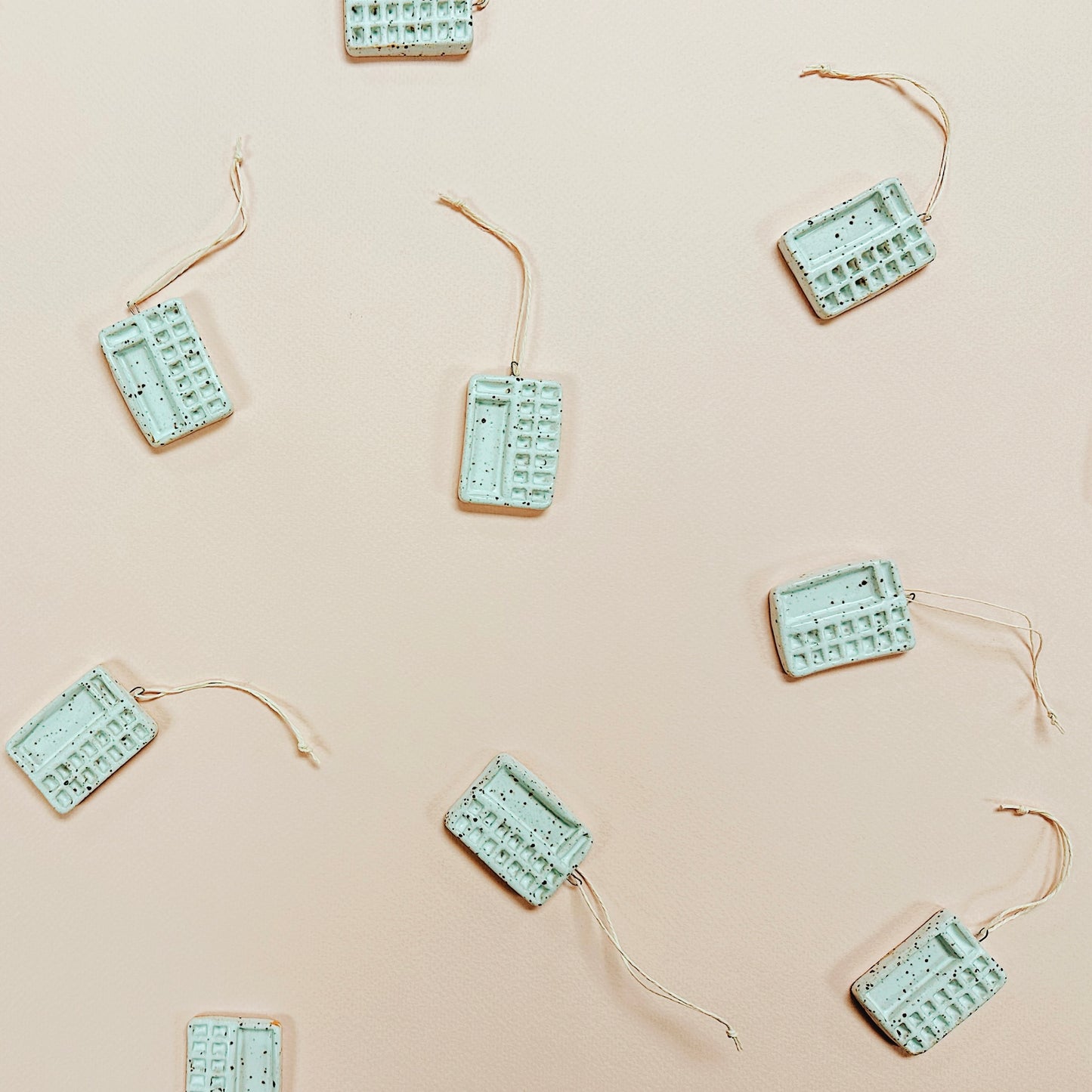 SPECKLED STANDARD PALETTE ORNAMENT