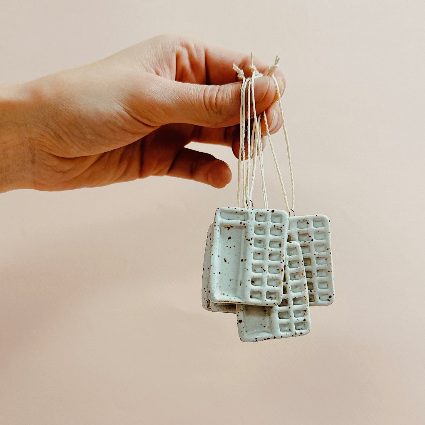 SPECKLED STANDARD PALETTE ORNAMENT